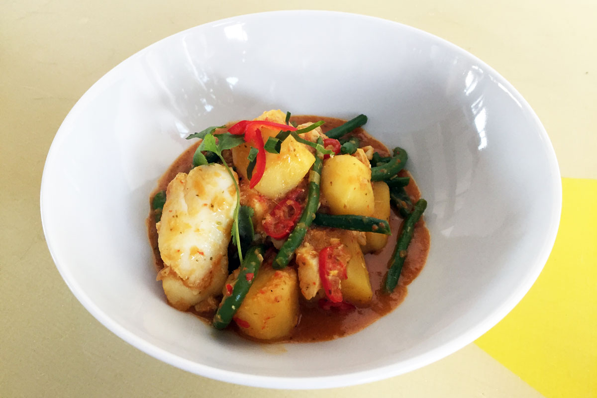 Thaise rode curry met kabeljauw, aardappel en groene groentes