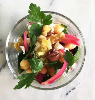 Mondiale salade met radicchio, ingelegde rode ui, feta en curry bloemkool
