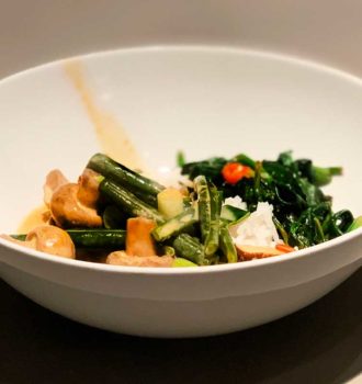 Romige Thaise rode curry met gerookte tofu en friszure spinazie