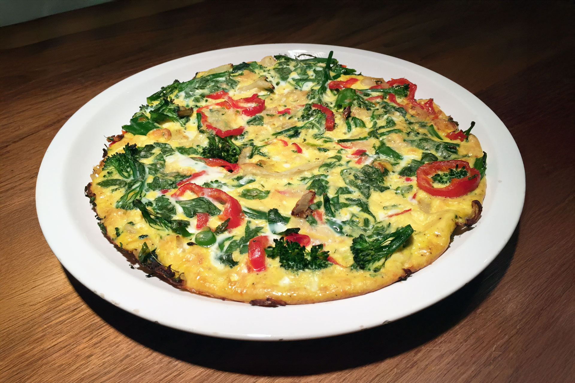 Bakken van een grote frittata