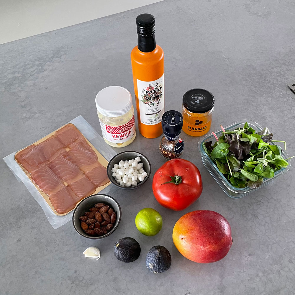 Salade met verse vijgen, gerookte tonijn, geitenkaas en mangodressing