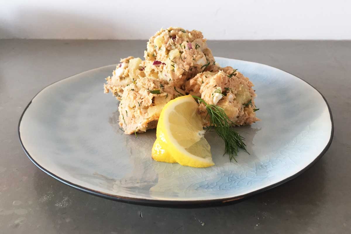 Nostalgisch zalmslaatje met appel, rode ui en dille