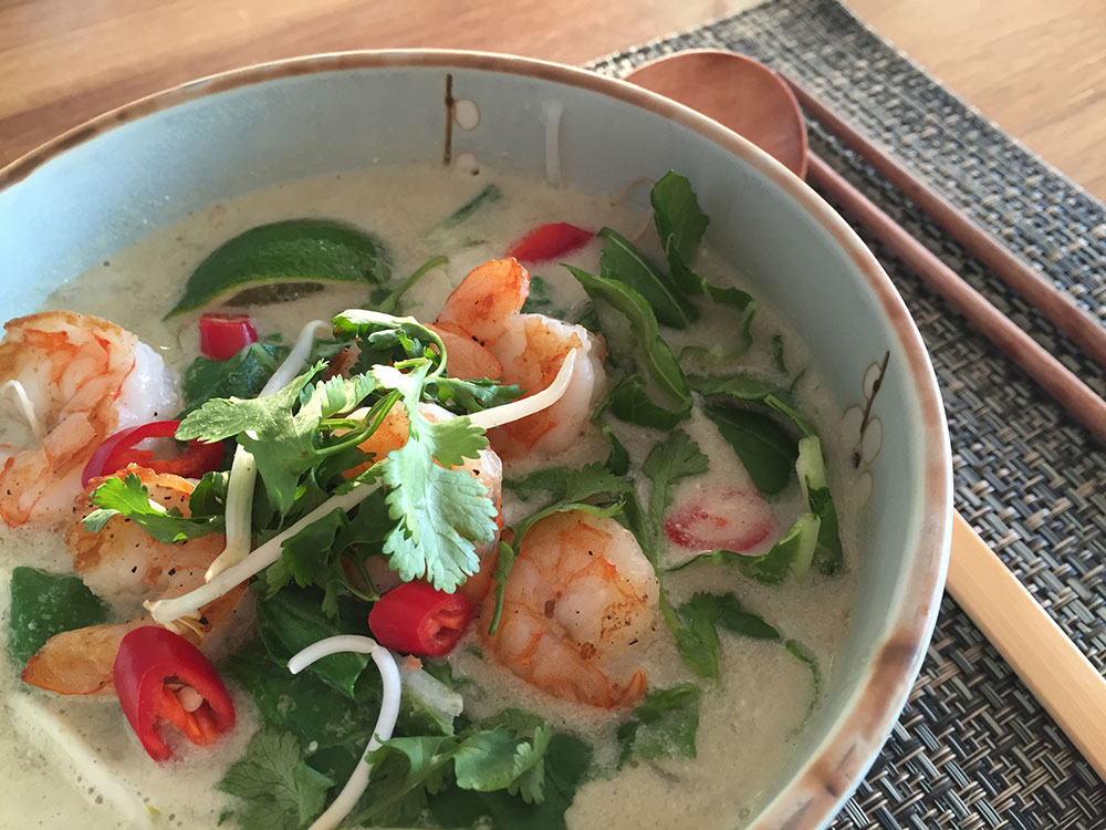 Pittige Oosterse maaltijdsoep met noedels en gamba’s