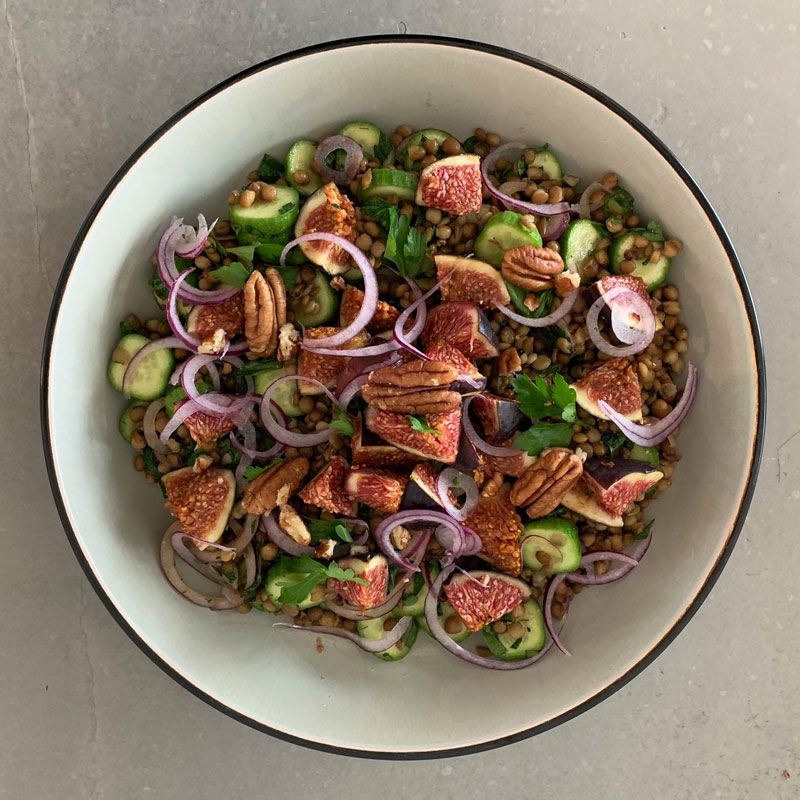 Maaltijdsalade met linzen, vijgen, noten en verse kruiden