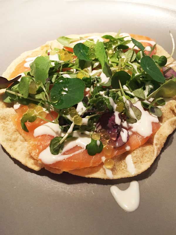 Pappadum met zalm en wasabi