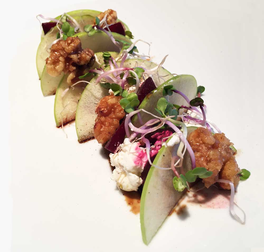 Salade van bietjes, appels, walnoten en buffelmozzarella