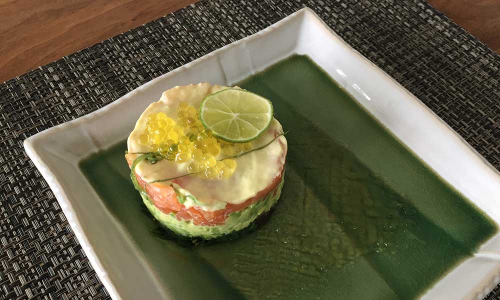 Zalmtartaartje met wakame, avocado, limoen en wasabi kaviaar