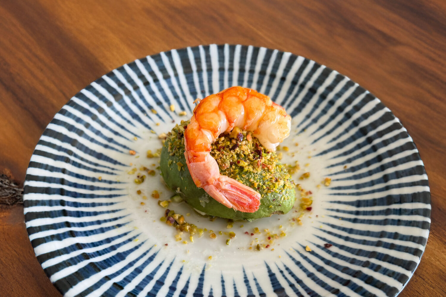 Avocado met zoetzure courgette, artisjok en Argentijnse rode gamba