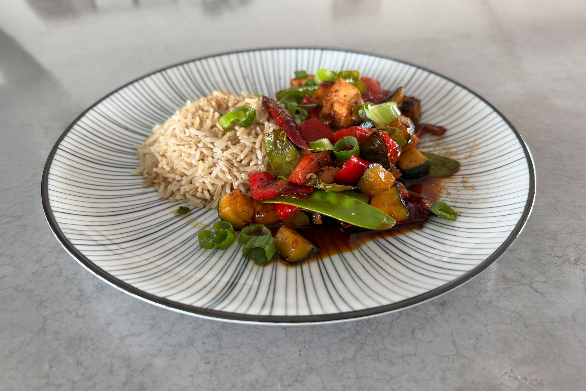 Sticky firecracker tofu met roerbakgroenten en rijst