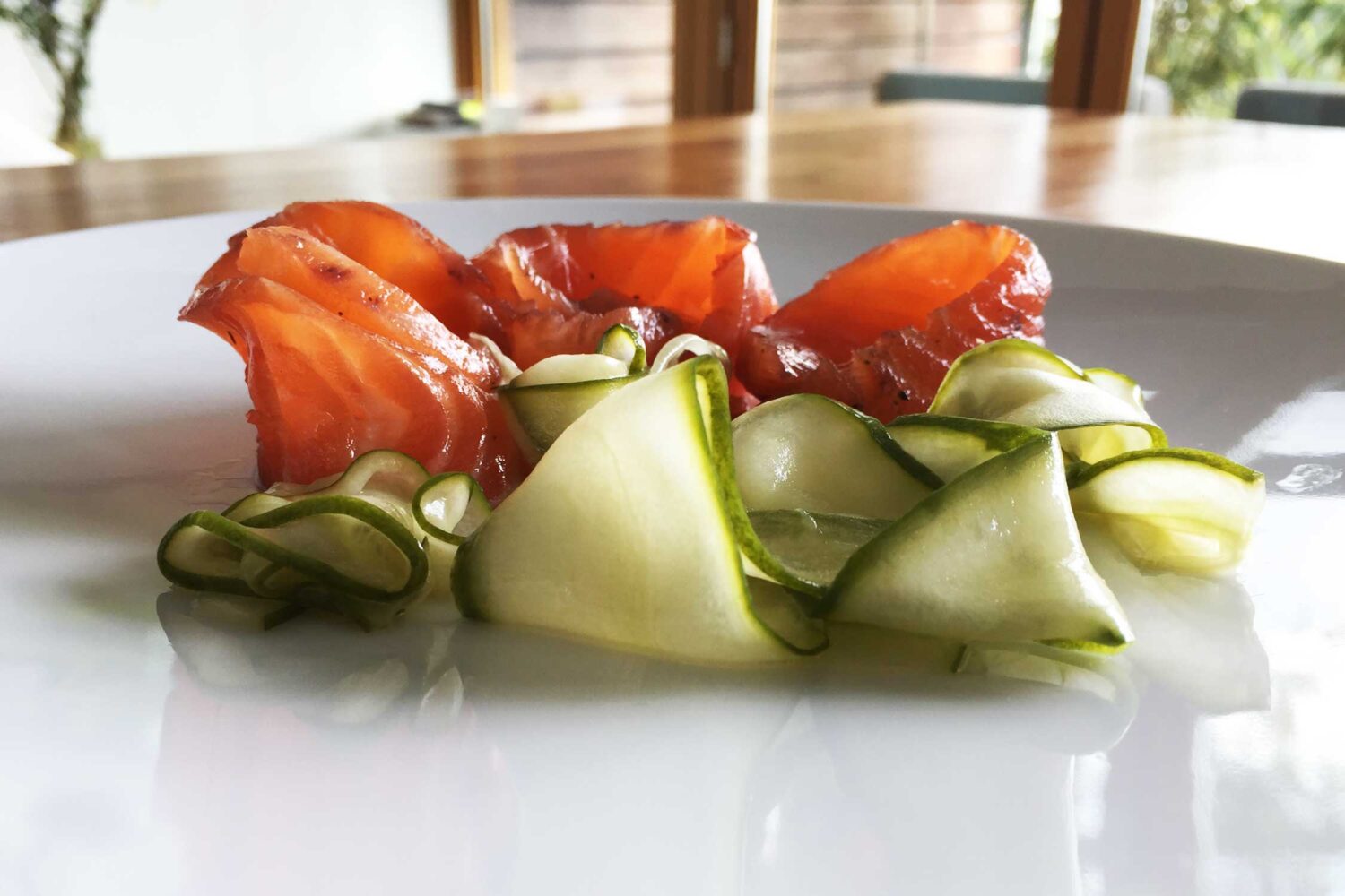 Koudgerookte zalm op Earl Grey en hibiscus
